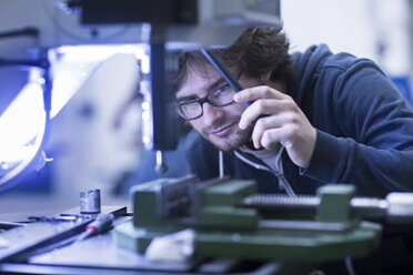 Mann bei der Arbeit in einer Fabrik - SGF02090