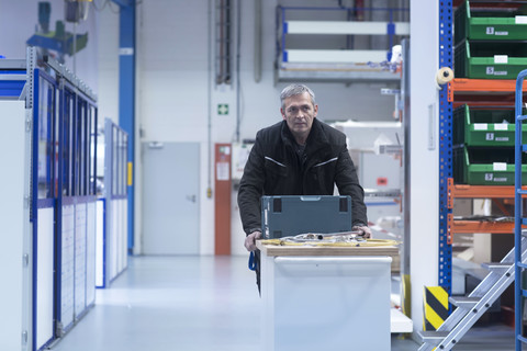 Techniker in einer Fabrik, lizenzfreies Stockfoto