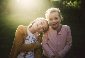 Porträt von zwei kleinen Mädchen bei Gegenlicht - RAEF01630