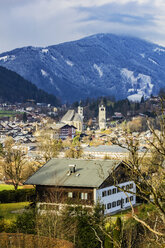 Österreich, Tirol, Kitzbühel, Blick auf die Stadt mit den Kitzbüheler Alpen im Hintergrund - THAF01869