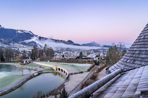 Österreich, Tirol, Kitzbühel, Blick auf die Stadt in der morgendlichen Dämmerung - THAF01877