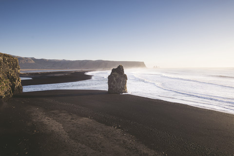 Island, Südisland, Vik Felsen am Reynisfjara Strand, lizenzfreies Stockfoto