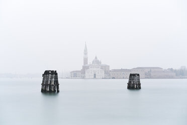 Italien, Venedig, Sonnenaufgang bei San Giorgio Maggiore von Zattere aus gesehen - XCF00115