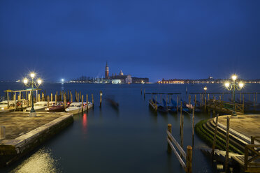 Italien, Venedig, San Giorgio Maggiore von San Marco aus gesehen in der Dämmerung - XCF00117