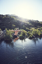 Südafrika, Porterville, Beaverlac, Mann springt ins Wasser - SRYF00189