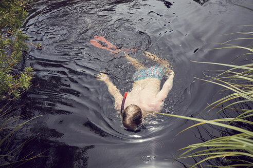 Man snorkeling in water - SRYF00192