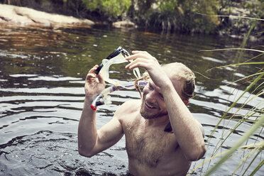 Mann mit Schnorchel und Taucherbrille im Wasser - SRYF00193