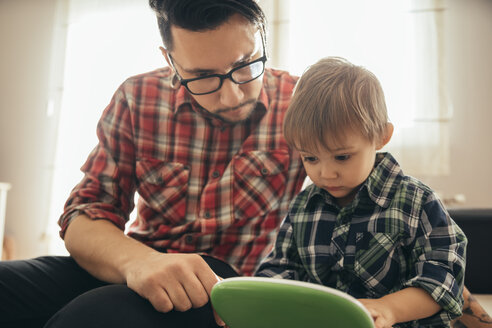 Vater und Sohn mit Spielzeug-Laptop - ZEDF00478