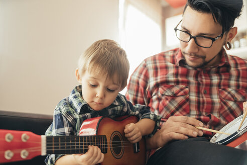 Vater und Sohn spielen Spielzeugmusikinstrumente - ZEDF00480