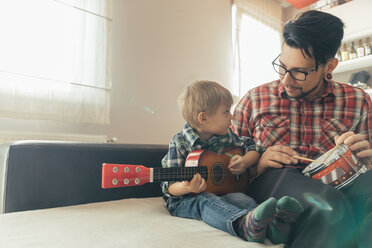 Vater und Sohn spielen Spielzeugmusikinstrumente - ZEDF00481