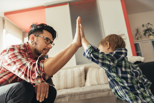 Vater und Sohn geben sich die Hand - ZEDF00484