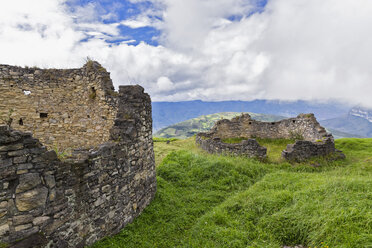 Peru, Amazonasgebiet, Chachapoyas, Ruinen der Festung Kuelap - FOF08492