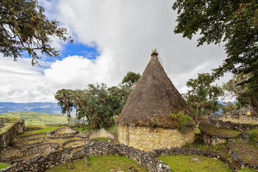 Peru, Amazonasgebiet, Chachapoyas, Ruinen der Festung Kuelap, rekonstruiertes Haus - FOF08501