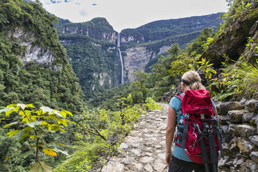 Peru, Amazonasgebiet, Cocachimba, Tourist auf Wanderweg mit Blick auf den Gocta-Wasserfall - FOF08503