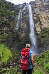 Peru, Amazonasgebiet, Cocachimba, Tourist mit Blick auf den Gocta-Wasserfall - FOF08505