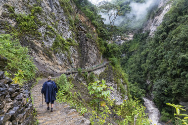 Peru, Amazonasgebiet, Cocachimba, Tourist beim Wandern zum Gocta-Wasserfall - FOF08507