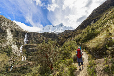 Peru, Andes, Cordillera Blanca, Huascaran National Park, tourist on hiking trail with view to Nevado Chacraraju - FOF08517