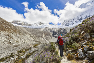 Peru, Anden, Cordillera Blanca, Huascaran National Park, Tourist auf Wanderweg mit Blick auf Nevado Chacraraju - FOF08520
