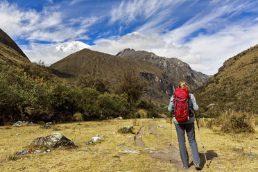 Peru, Andes, Cordillera Blanca, Huascaran National Park, tourist on hiking trail with view to Nevado Huascaran - FOF08521