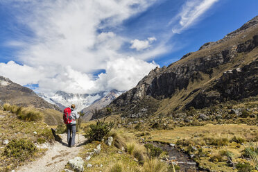 Peru, Anden, Cordillera Blanca, Huascaran-Nationalpark, Tourist auf Wanderweg mit Blick auf den Nevado Huascaran - FOF08523