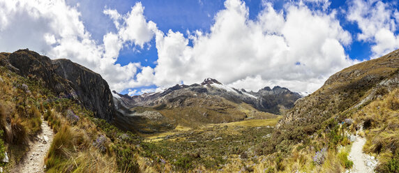 Peru, Anden, Cordillera Blanca, Huascaran National Park, Nevado Yanapaccha und kleine Lagune - FOF08526