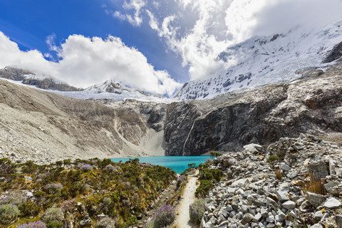 Peru, Anden, Cordillera Blanca, Huascaran National Park, Laguna 69 und Nevado Chacraraju, lizenzfreies Stockfoto