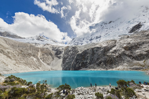 Peru, Anden, Cordillera Blanca, Huascaran National Park, Laguna 69 und Nevado Chacraraju, lizenzfreies Stockfoto