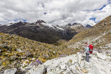 Peru, Anden, Cordillera Blanca, Huascaran National Park, Tourist auf Wanderweg mit Blick auf Nevado Yanapaccha - FOF08531