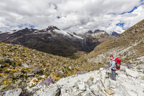 Peru, Anden, Cordillera Blanca, Huascaran National Park, Tourist auf Wanderweg mit Blick auf Nevado Yanapaccha - FOF08531