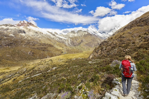 Peru, Anden, Cordillera Blanca, Huascaran National Park, Tourist auf Wanderweg mit Blick auf Nevado Huascaran und Nevado Yanapaccha, lizenzfreies Stockfoto