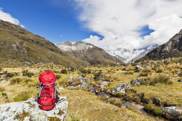 Peru, Anden, Cordillera Blanca, Huascaran National Park, Rucksack auf Felsen mit Blick auf den Nevado Huascaran - FOF08536