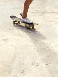 Beine einer jungen Frau auf einem Skateboard - MGOF02773