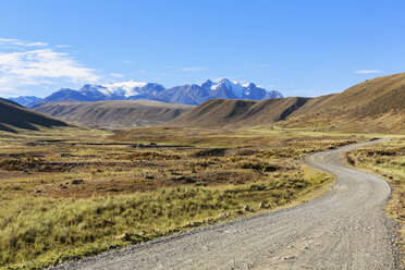 Peru, Anden, Cordillera Blanca, Huascaran National Park, Nevado Mururaju, Schotterstraße - FOF08550