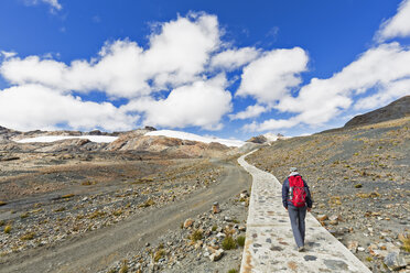 Peru, Andes, Cordillera Blanca, Huascaran National Park, tourist hiking towards Pastoruri glacier - FOF08555