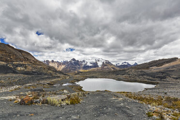 Peru, Anden, Cordillera Blanca, Huascaran National Park, Nevado Mururaju, Pastoruri Gletscher, kleine Lagune - FOF08564