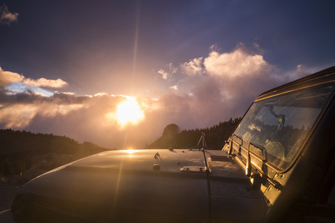 Spanien, Teneriffa, Auto im Teide-Nationalpark im Gegenlicht, lizenzfreies Stockfoto