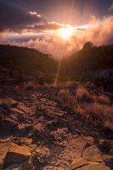 Spanien, Teneriffa, Landschaft im Teide-Nationalpark im Gegenlicht - SIPF01258