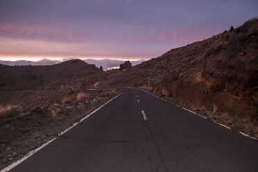 Spanien, Teneriffa, leere Straße im Teide-Nationalpark in der Dämmerung - SIPF01259