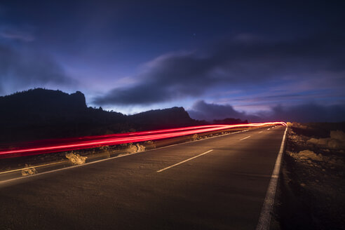 Spanien, Teneriffa, Straße mit Lichtspuren im Teide-Nationalpark bei Nacht - SIPF01260