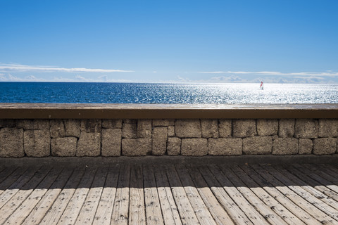 Spanien, Teneriffa, Meer hinter Steinmauer, lizenzfreies Stockfoto