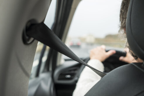 Woman in car with safety belt - SIPF01266