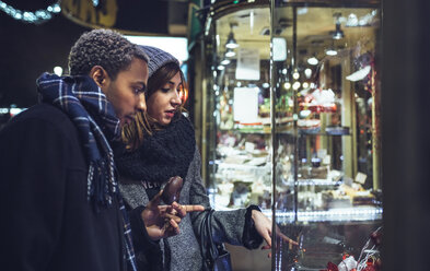 Young couple looking in shop window - DAPF00536