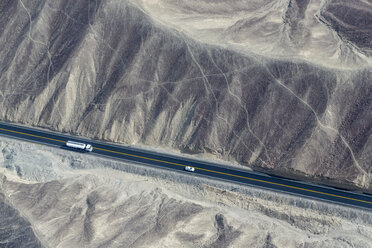 Peru, Nazca, Luftaufnahme der Geoglyphen von Nazca, Carretera Panamericana Sur - FOF08571