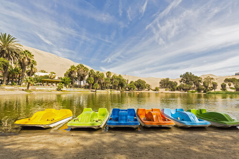 Peru, Provinz Ica, Huacachina, Tretboote an der Oase - FOF08575