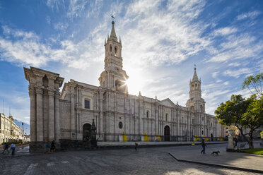 Peru, Arequipa, Plaza de Armas, Kathedrale - FO08590