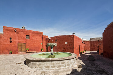 Peru, Arequipa, Santa Catalina Monastery, Plaza Zocodober with fountain - FO08592