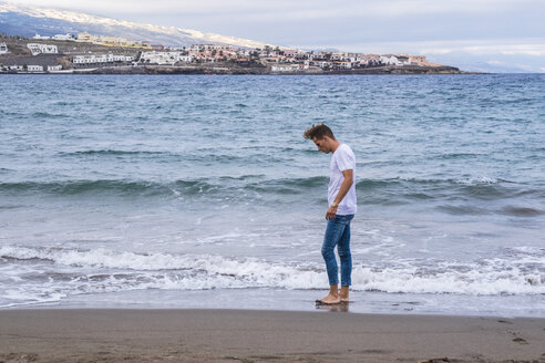 Spanien, Teneriffa, junger Mann am Strand - SIPF01267