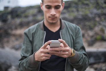 Young man reading text message - SIPF01274