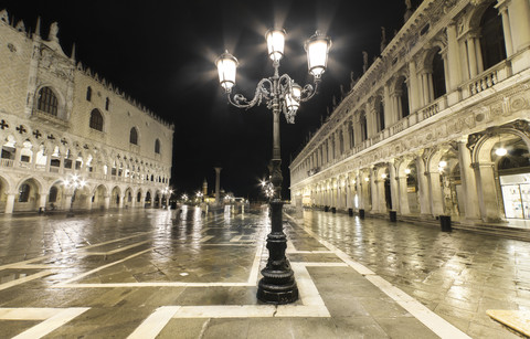 Italien, Venedig, menschenleerer Markusplatz bei Nacht, lizenzfreies Stockfoto