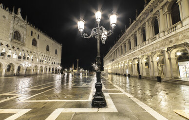 Italien, Venedig, menschenleerer Markusplatz bei Nacht - DHCF00030